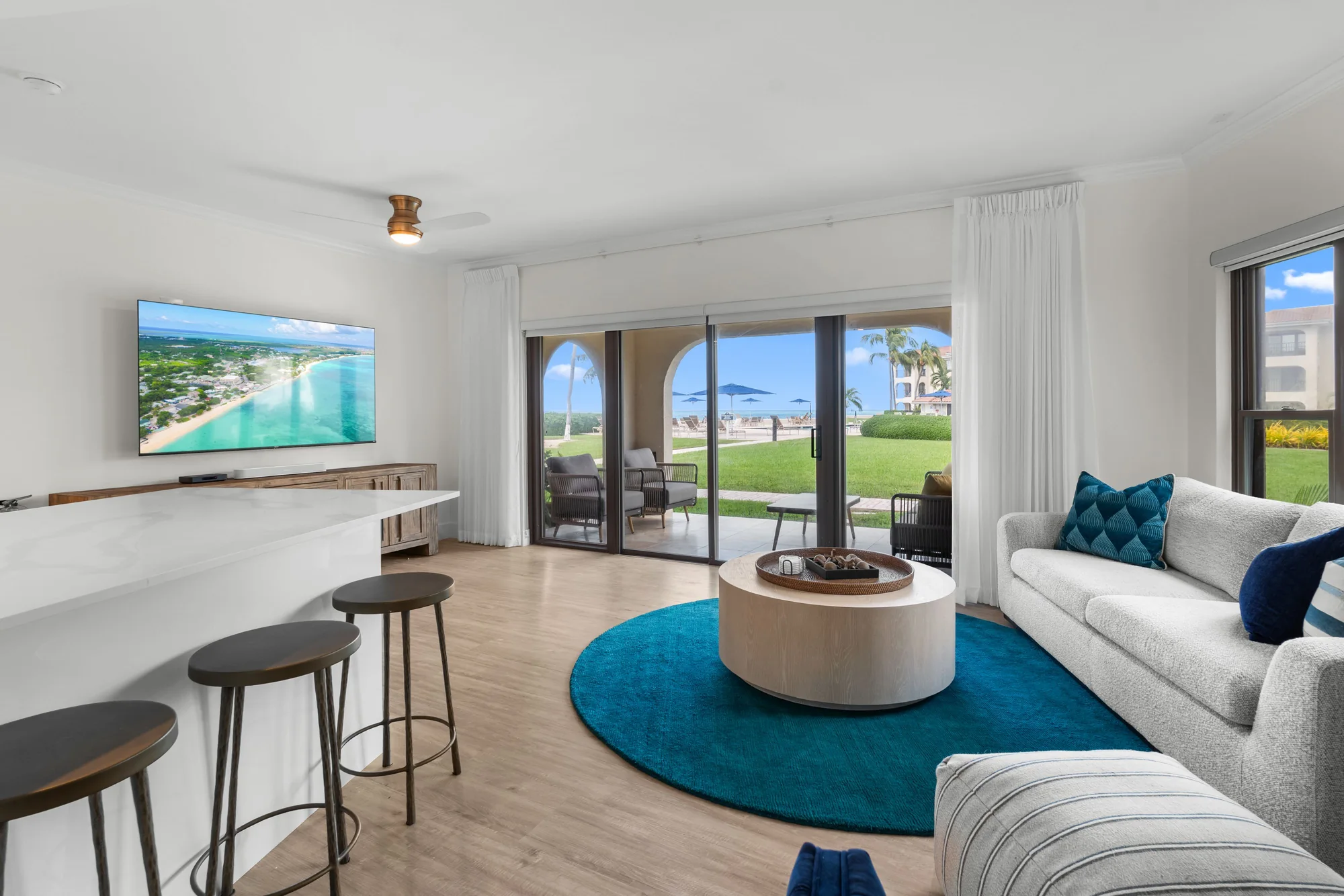 Living and kitchen with pool view — Seven Mile Ocean View