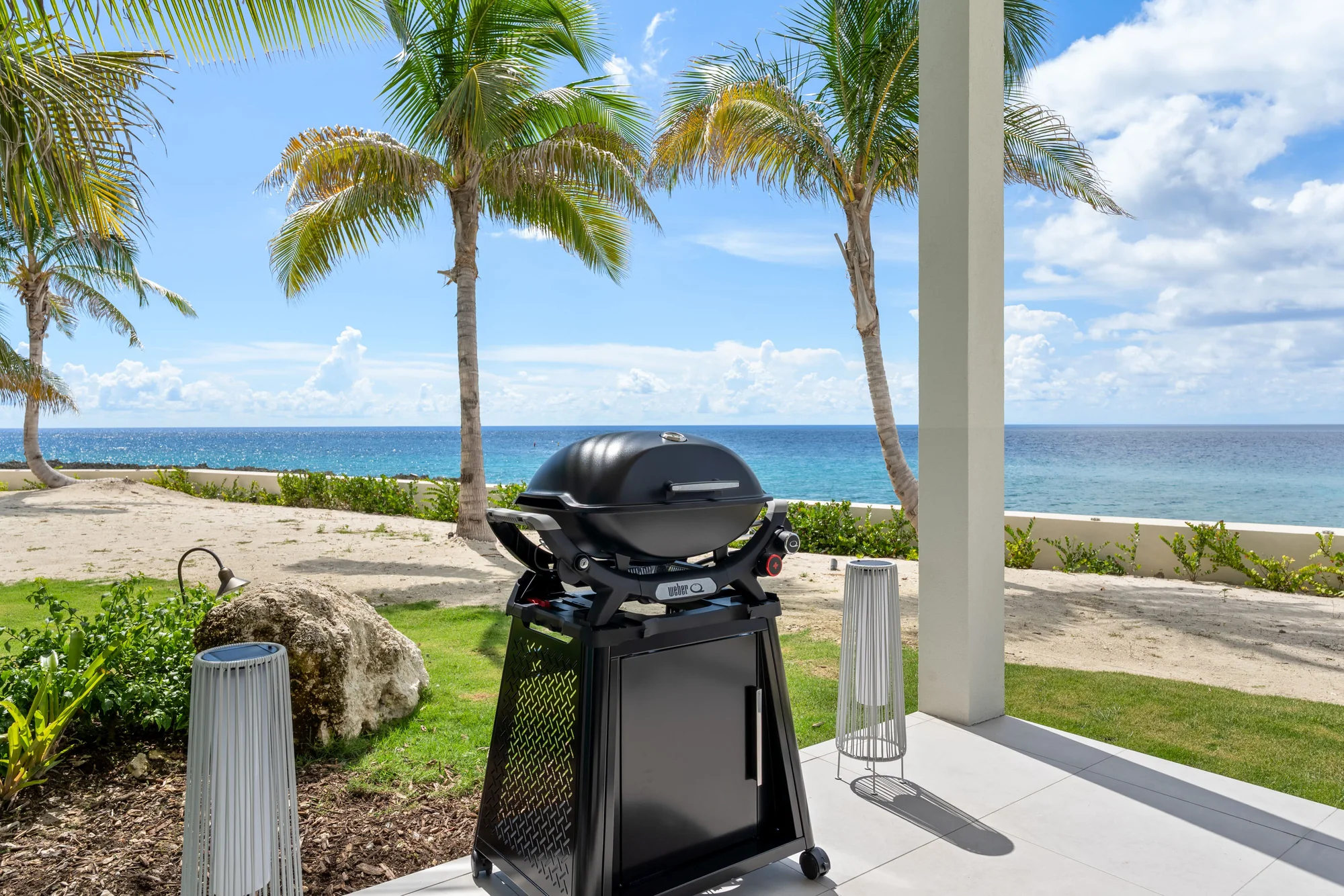 Oceanfront patio with grill — Sunset Point