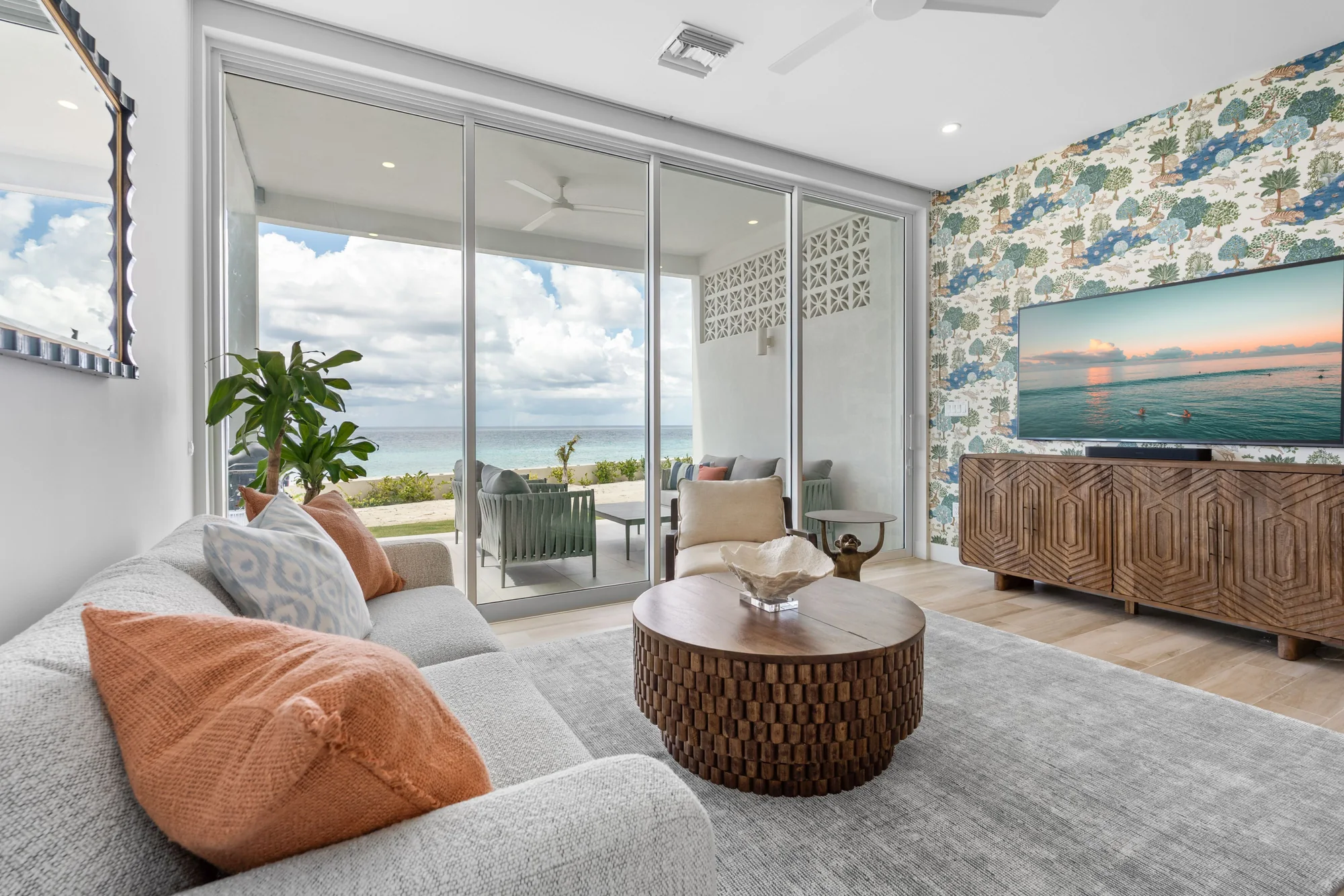 Living room, oceanfront — Sunset Point